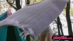 Petite rooie Letse MILF kleedt zich naakt uit in lingerie kousen buiten tent