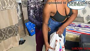 عامل التوصيل، مزق بنطالي وأعطني ذلك الزب الأسود الكبير سريعاً الجزء الكامل على الأحمر