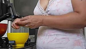 임신부 큰 엉덩이 과시하며 흔들어 젖가슴 만지작