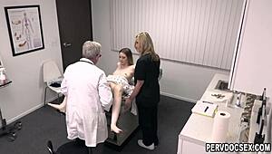 Tunnen oloni hukassa kun Ailee Anne tutkitaan perverssin lääkärin Jay Crew'n ja sairaanhoitaja Lilly Jamesin kanssa villissä kolmikossa sairaalassa.