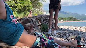 På stranden flashade jag hans kuk och runkade honom tills han kom