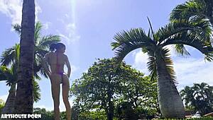 Latina menudita Violeta Grey mama cabalga y footjob aceitado corrida en pies