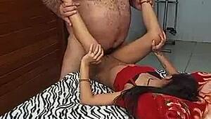 젊은 18+ 여자가 늙은 남자의 근육질 몸, 털난 겨드랑이랑 배 좋아해