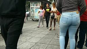 Dia berjalan dengan seluar jeans ketat, tunjukkan badan latina berlekuk sambil remaja 18+ voyeur tengok