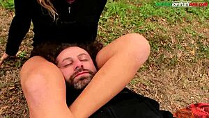 Hé, check deze wilde buiten voetverering en facesitting in The Voyeur Ep1