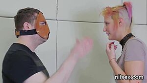 このランディーニンフォがアナル・アサイラムで尻突きと吸うハードコア療法を受ける