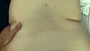 Gostosa grande leva pauzão fundo de quatro na cama