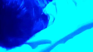 Она небрежно берет глубокий минет в спальне, пока он хватает ее за волосы