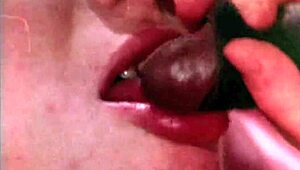 Sombras Escuras de Londres Vintage Anos 60 Balançando Trio Interracial Grávida se Desenrola