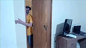 Gözleri bağlı karım seks yaparken arkadaşımı çağırıp onu siktiriyorum!