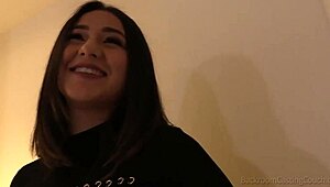 Iso tissinen brunette Corra anaalinaidaan rimjobilla kyrpä suuhun tissinaidalla ja kasvoille ensimmäisessä castingissa