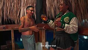 Hé, cette MILF ébène belle-mère Carla Morelli se tape le meilleur ami de son fils Dani Clark pour un sexe interracial brutal en levrette en public !