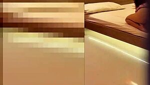 ¡Joder, pillé a mi madrastra curvilínea frotándose el coño apretado y meneando ese culazo hasta correrse!