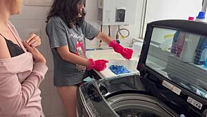 Két leszbikus lopva csókolózik és tribbingezik a konyhában szenvedélyes szexért!