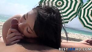 Hina Maeda horny menikmati tanning di pantai sebelum terjun ke threesome hardcore Jepang uncensored liar dengan seks kelompok intens