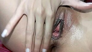 Hun startet avslappet alene på rommet, så tok hun leken sin for å onanere intenst, viser frem den store latina rumpa for deg.