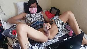 Wielki czarny kutas rozjeżdża meksykańską shemale suczkę w mini i warkoczykach