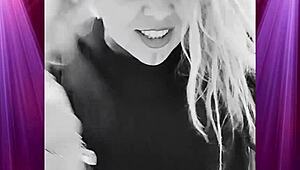 왜 내 남친 옷 입고 엉덩이 흔들며 지배적인 여친처럼 굴어?