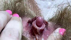 Ekstrem nærbilde gnidning av enorm klitt til orgasme