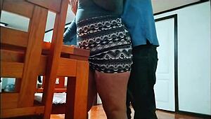 Opa, pogledaj ovu debelu ženu sa velikim dupetom kako je jebu jako na stolu u trpezariji kao kućnu fantaziju.