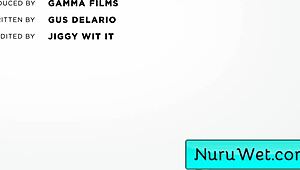 najstnica 18+ maserka Victoria Sunshine dela z JJ Gravesom med sproščujočo sejo. Uživa intimno povezavo v mokrem masažnem okolju.