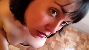 Mamă vitregă excitată se apleacă în bucătărie pentru futut anal dur cu creampie mare