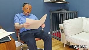 Questa troietta 18+ viziosa si becca un anale estremo nel manicomio 😱