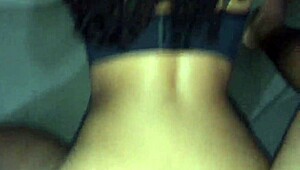 Миниатюрная бразильская малышка предлагает кримпай в рыболовных чулках