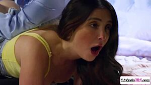 hej ta lezbijska varuška liže pičko in pljuva šefove joške med divjim škrtanjem