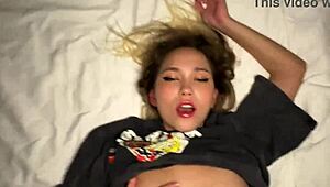 Мръсна азиатска школьница Чиро Нишикава ръчна работа в клас без цензура