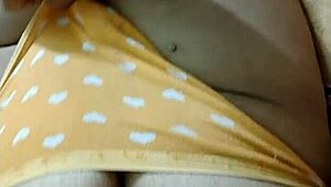 Esposa en periodo duerme mientras marido cuckold filma infidelidad en rancho