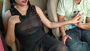 Podívej se na tu indickou přítelkyni riskantně v autě s focením, šukaním, ručkou a veřejným výstřikem 😈