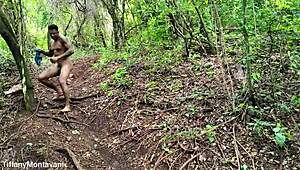 Ta ekshibicionistka pokaže svoje velike joške in rit v gozdu. Stiska svojo pičko in orgazmira kot darilo za fane.