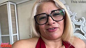 Замъжена милф изневерява на куколд съпруга с два мачора, блондинка бразилка взима интеррасовия анал и кур в устата