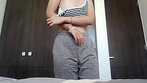 Фенът на циците й получава пълно задоволство с големи естествени цици и мръсни приказки в спалнята