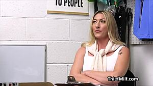 Blonde Cougar strippt und reißt Klamotten für harten Schreibtischfick mit Polizisten-Schwanz