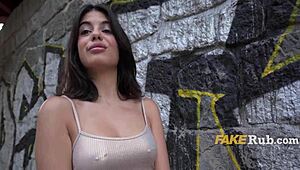 Jemput cewek Italia acak yang flashing di luar untuk wawancara publik panas. Dia lucu dan horny, bikin ngewe liar di jalan.