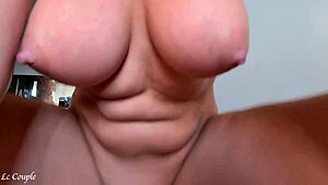 Блондинка милф се буди с сутрешен минет и язди голям кур до оргазмичен ръчен финал