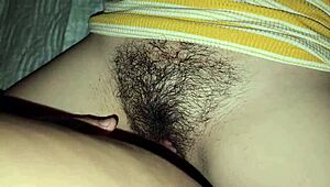 Toliko sam strastvena jebem se sa svojom hijastrą dok skidala gaćice ispod haljine za jebanje uske pičke