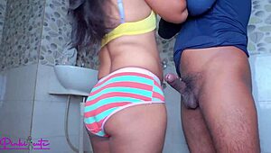 Tuvalet MMS- RavinaDesi Teyze Sıcak Dölle Yeğeninin Sikini Emiyor Banyo Karşılaşmasında Hintçe Sesli