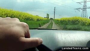 Yolda kalan 18+ otostopçu araba kaputunda oral verip sikiliyor dış POV