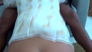 في هذا الفيديو المنزلي، زوجة عربية تشارك جسدها مع زب أسود عملاق بينما زوجها العجوز يشاهد كمهزوم