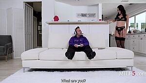 Отчаяна милф учи инцел стъпсъна си да чука изневяващата й путка в дантели за семейното наследство