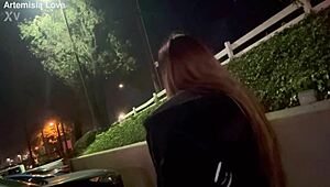 La MILF italienne Artemisia Love fume une cigarette en solo dehors, cheveux longs au vent !