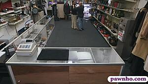 Tužná žena zákazníka se nechá zbourat půjčovním držitelem s orálem a šukáním v kancelářské realitě na skrytou kameru