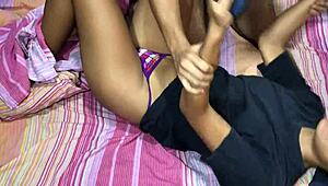 Enge Fotze Latina Mariangel Belle gefickt in Cowgirl und Doggy mit Cumshots und Creampie