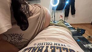 Proč mi nevlastní sestřička dává tak úžasný orál, když jsme doma sami?