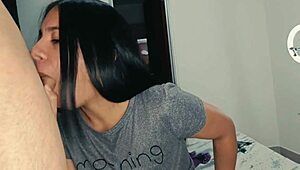 Стесната майка влиза в стаята ми и ме вижда да се стругам с куклата Tantaly - искаш ли да се присъединиш за домашно трахане?