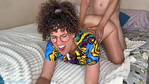 Šukám nevlastní matčinu ošklivou nejlepší kamarádku v doggystyle s cumshotem.