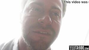 Здравей, тая тийн 18+ с големи цици отчаяно иска вниманието на стъптаткото в семейната им динамика.